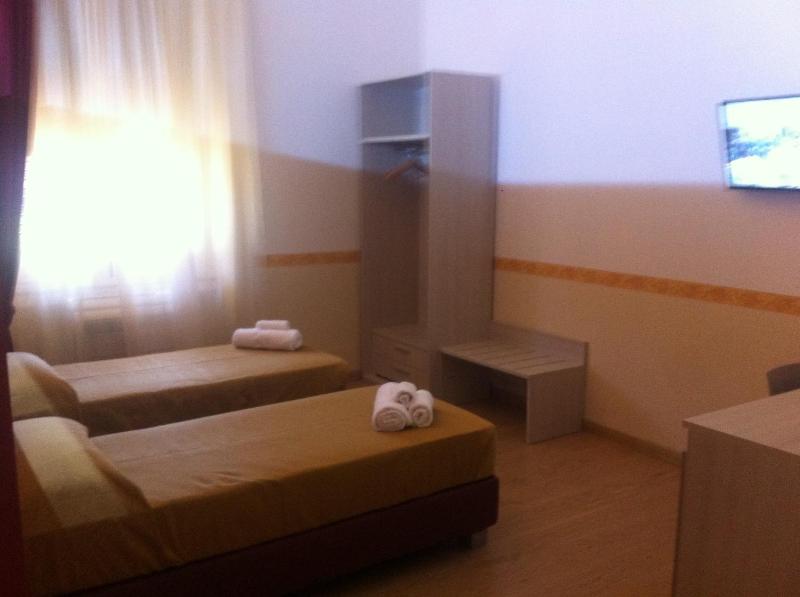 Classic Twin Room image 2
