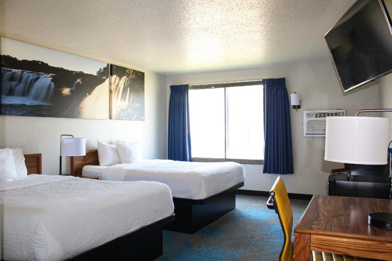 Queen Room with Two Queen Beds - Non-Smoking image 4