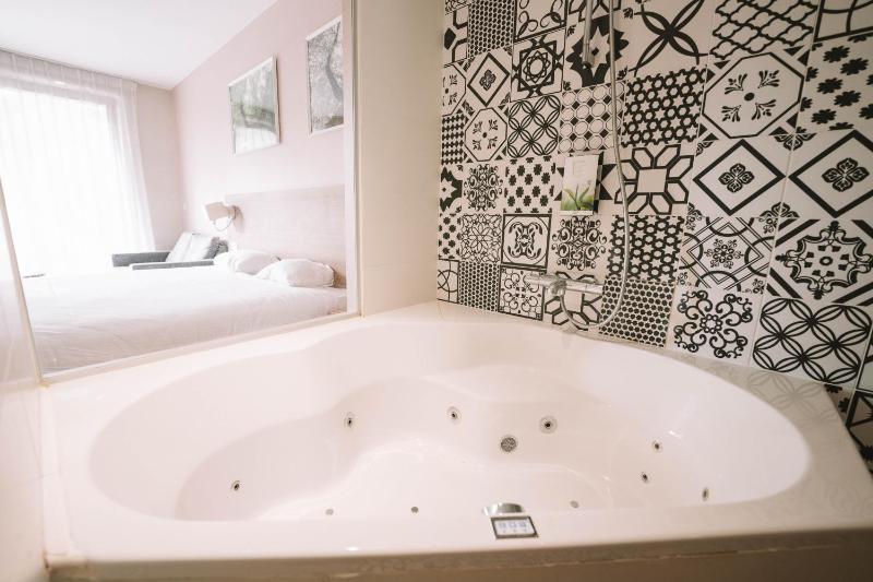 Junior Suite with Spa Bath image 3