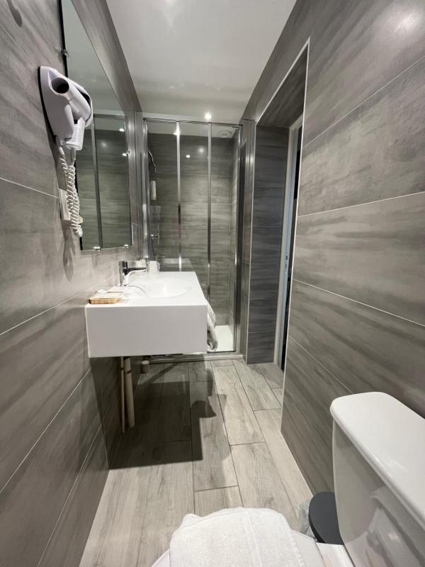 Standard Triple Room image 2
