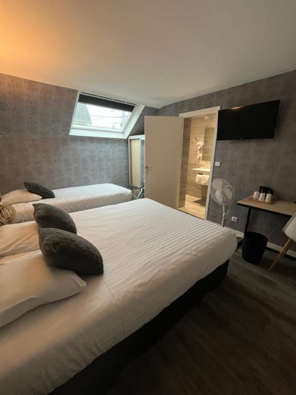 Standard Triple Room image 4