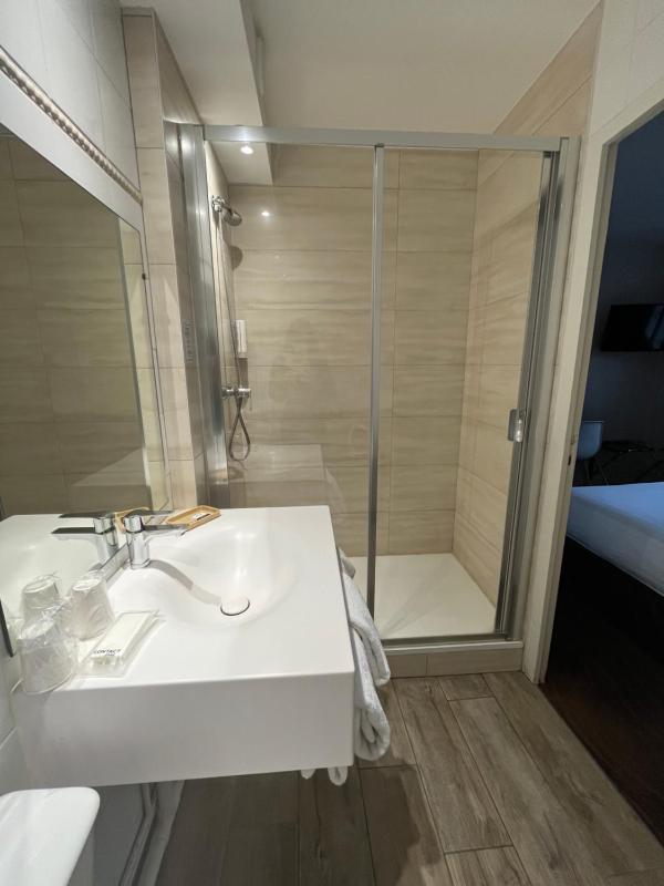 Standard Double Room image 3