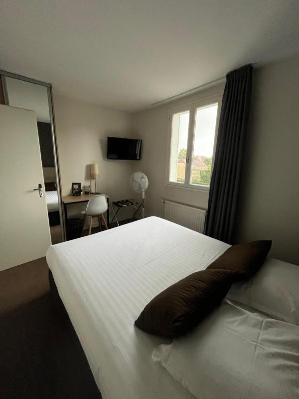 Standard Double Room image 4