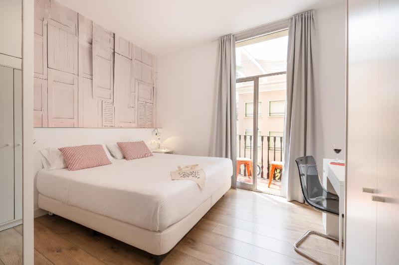 Double Room with Balcony image 4