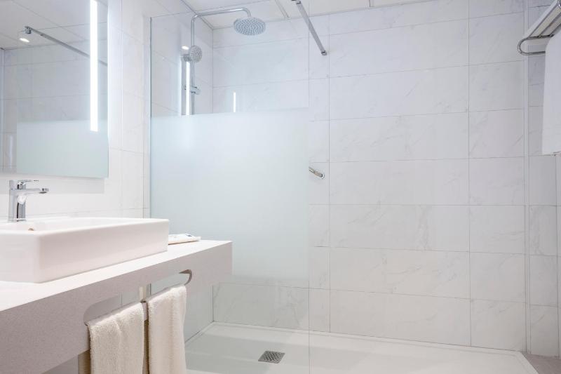 Standard Double Room (2 Adults + 1 Child) image 4