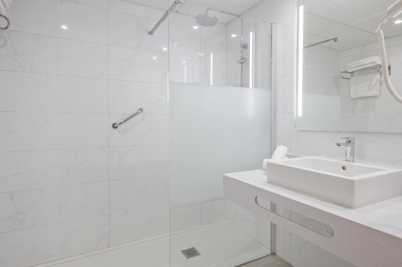 Standard Double Room (2 Adults + 1 Child) image 2