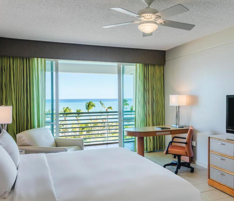 Deluxe King Room with Ocean View and Balcony image 2
