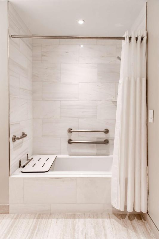 Deluxe King Room - Mobility Accessible image 4