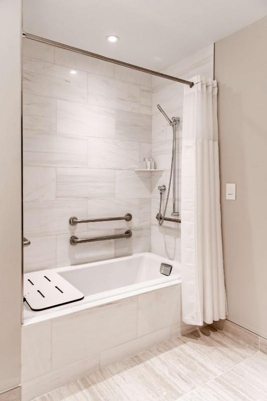 Deluxe King Room - Mobility Accessible image 3