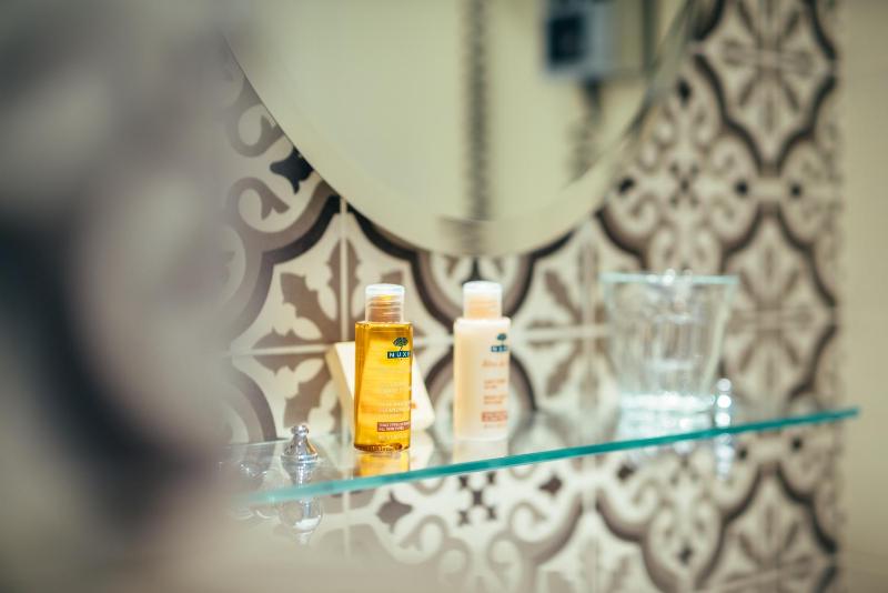 Classic Double or Twin Room image 4