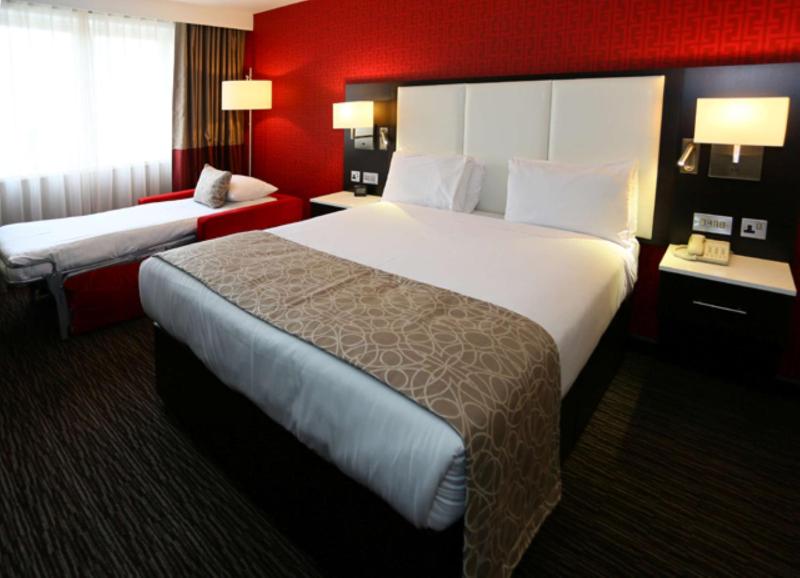 Queen Room with Sofa Bed image 1