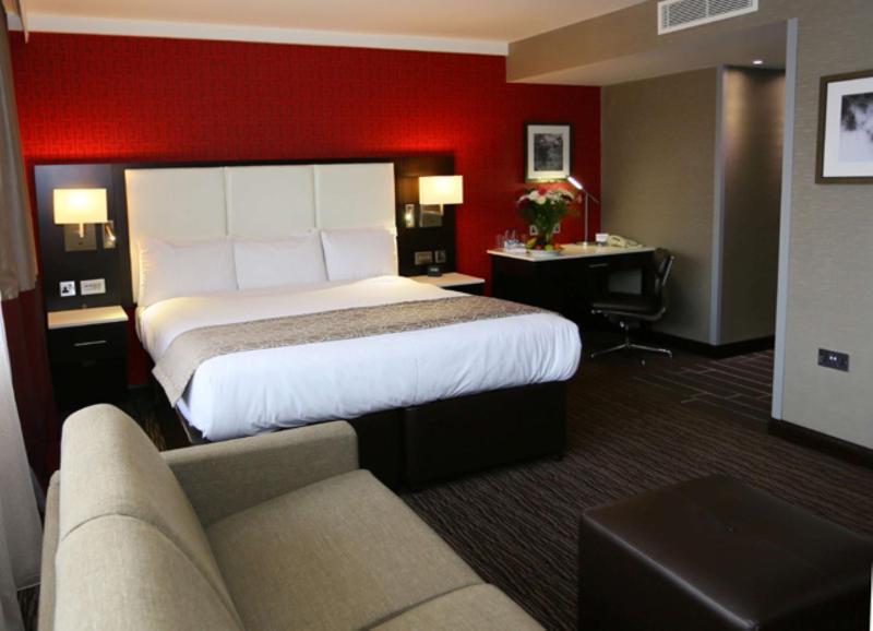 Deluxe King Room with Sofa Bed image 1