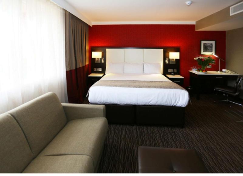 Deluxe King Room with Sofa Bed image 3