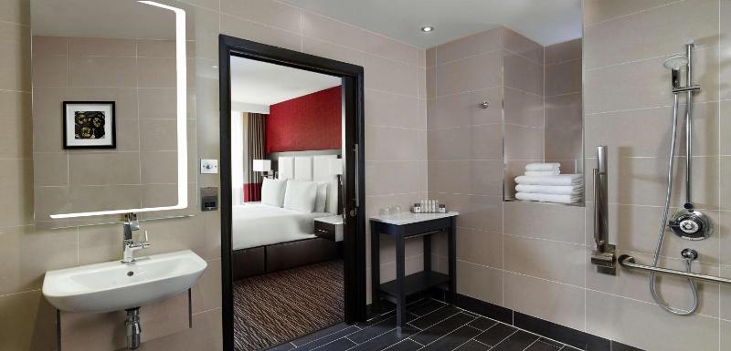 Junior Queen Suite with Sofa Bed - Accessible image 2
