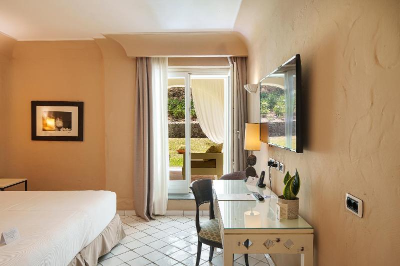 Superior Double or Twin Room with Terrace Garden View image 2