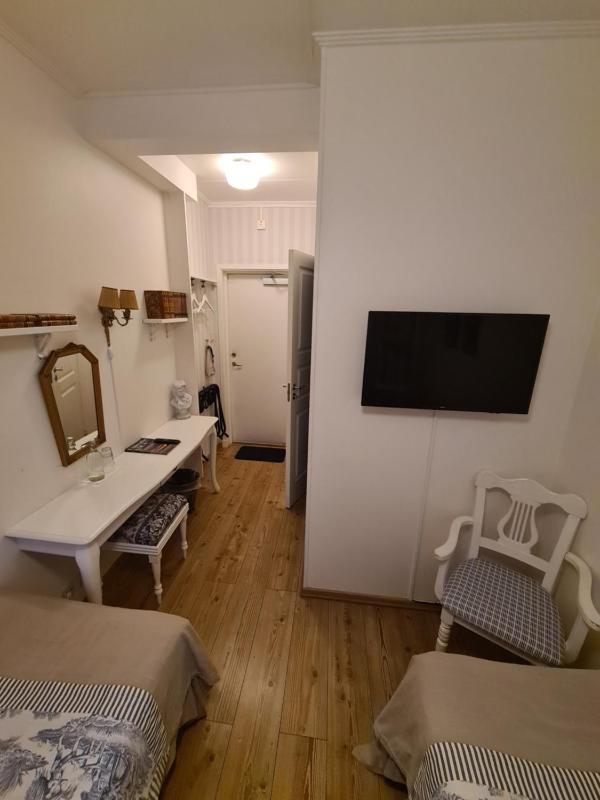 Standard Twin Room with Private Bathroom image 3