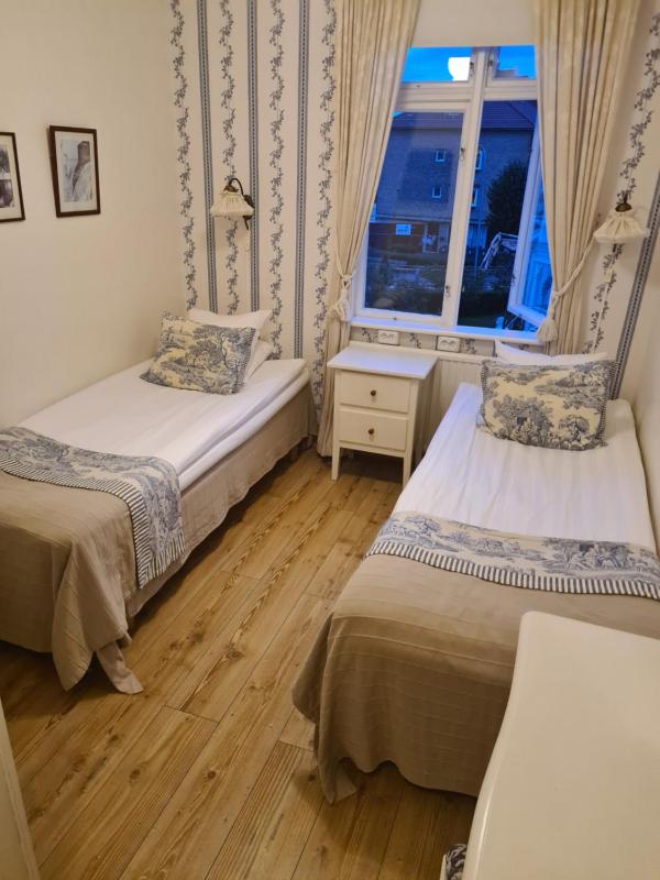 Standard Twin Room with Private Bathroom image 4