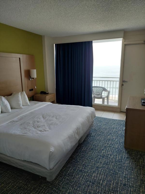 Comfort Suites Beachfront - image 7