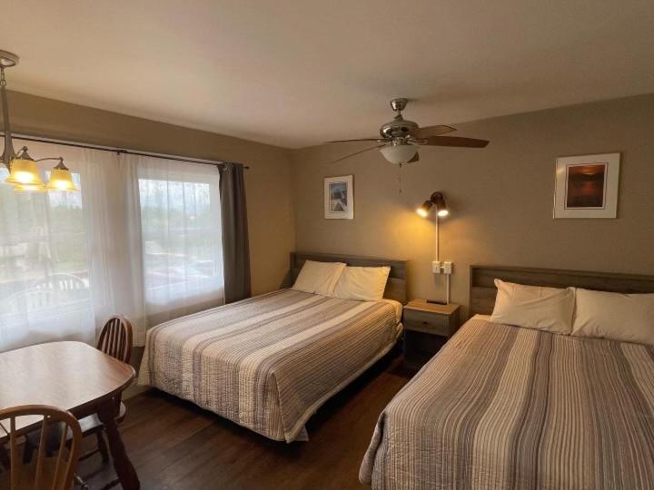 Room with Two Double Beds and Mountain View image 4