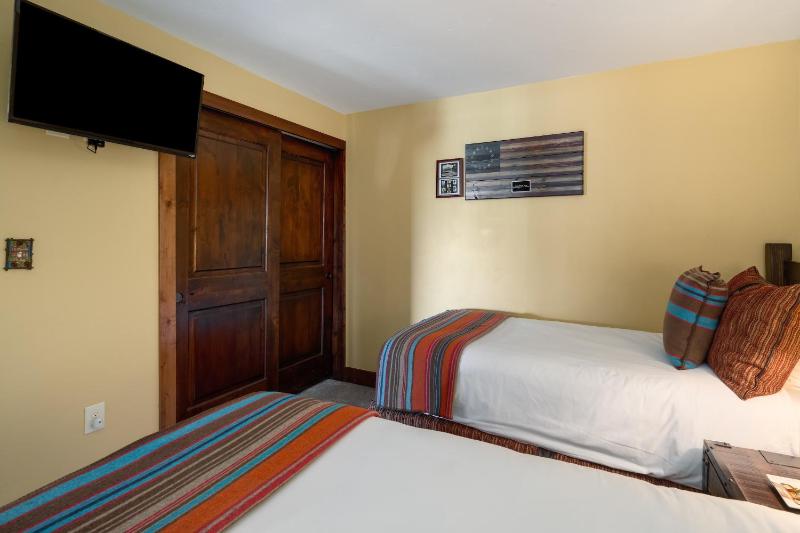 Bear Claw 408 - True Ski-in Ski-out Access Slope Views & Winter Shuttle! - image 18