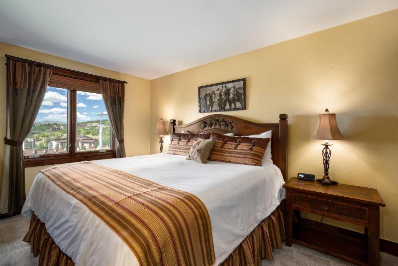 Bear Claw 408 - True Ski-in Ski-out Access Slope Views & Winter Shuttle! - image 9