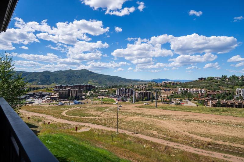 Bear Claw 408 - True Ski-in Ski-out Access Slope Views & Winter Shuttle! - image 10