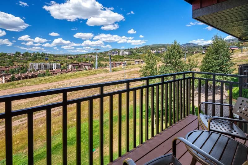 Bear Claw 408 - True Ski-in Ski-out Access Slope Views & Winter Shuttle! - image 15