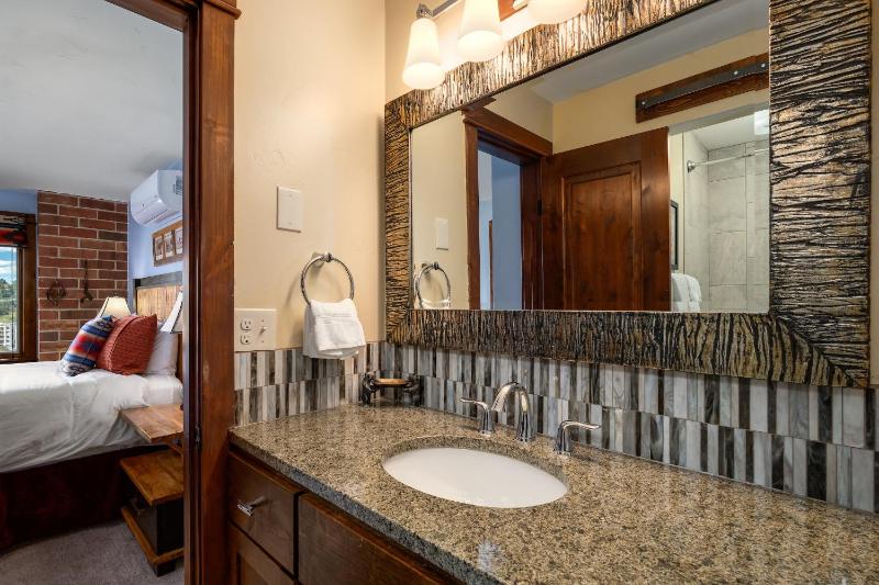 Bear Claw 408 - True Ski-in Ski-out Access Slope Views & Winter Shuttle! - image 3
