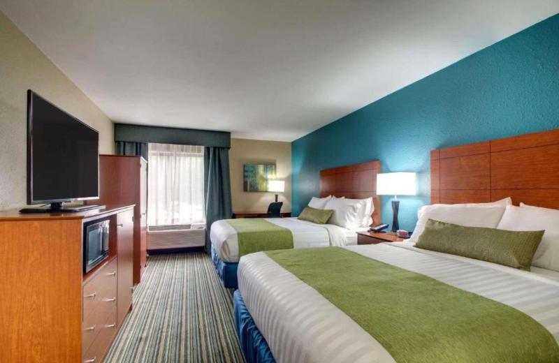 Queen Room with Two Queen Beds image 4
