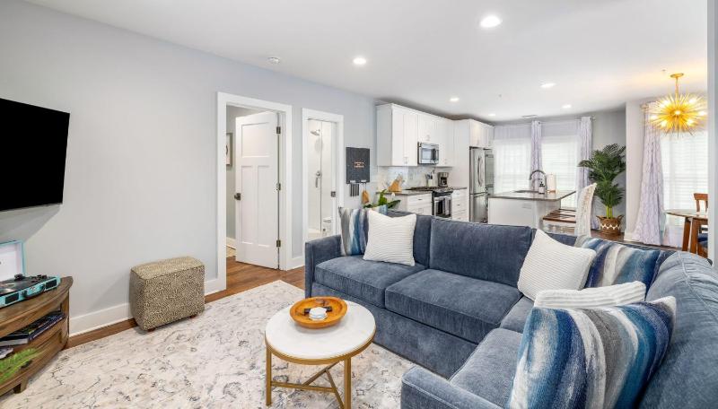 Secluded Courtyard & Parking - 2 Blocks to King - image 16