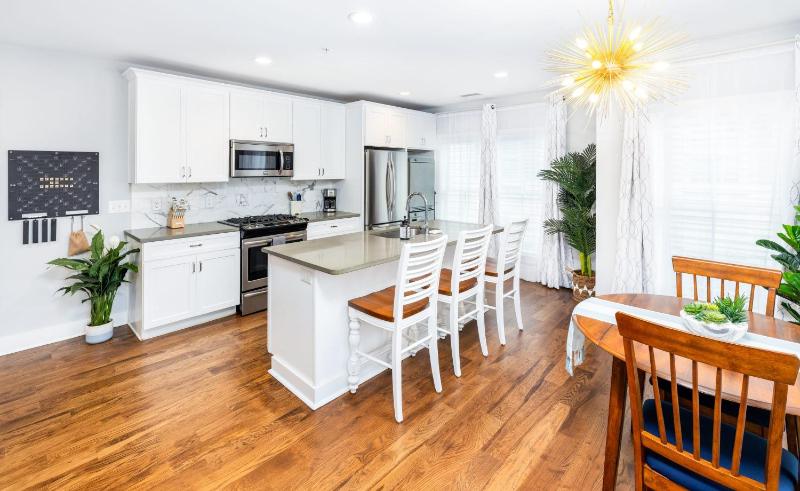 Secluded Courtyard & Parking - 2 Blocks to King - image 18