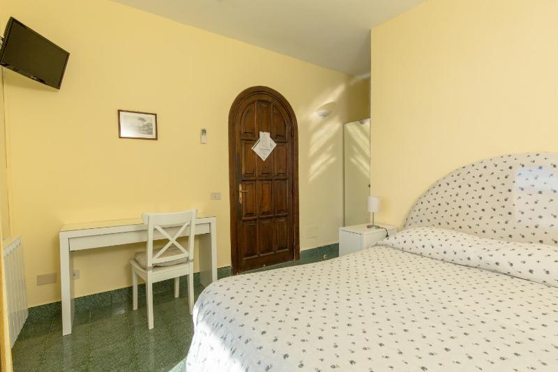 Double Room image 3