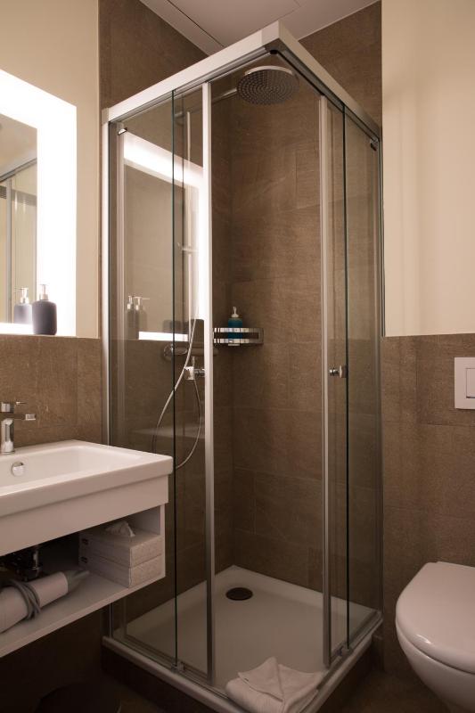 Style Queen Room image 2