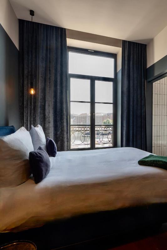Superior Double Room with Rain Shower image 4
