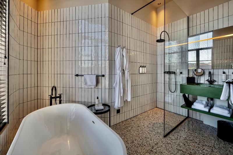 Superior Double Room with Bathtub and Rain Shower image 4