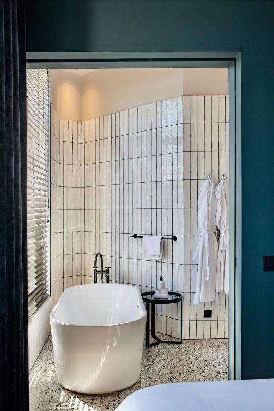 Superior Double Room with Bathtub and Rain Shower image 3