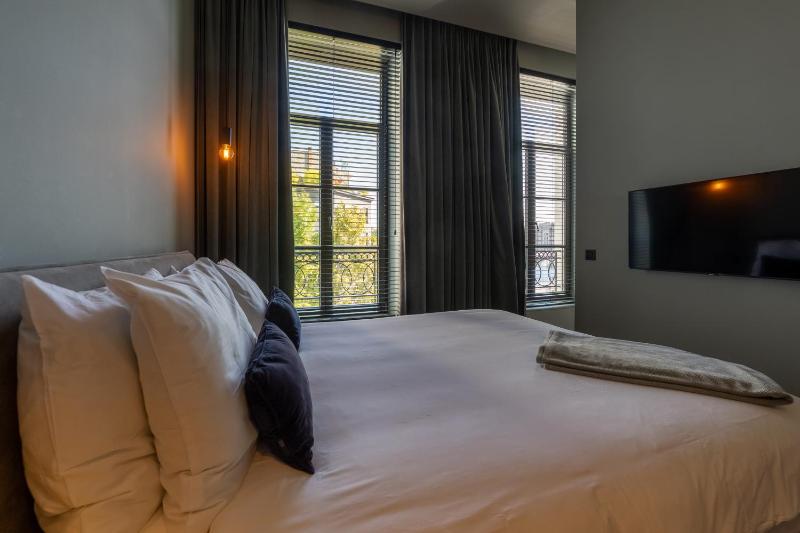 Superior Double Room with Rain Shower image 3