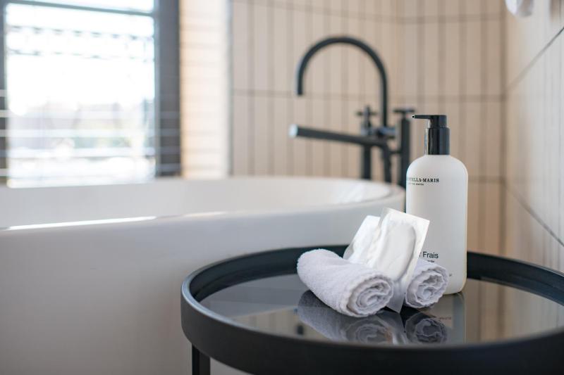 Superior Double Room with Bathtub and Rain Shower image 2
