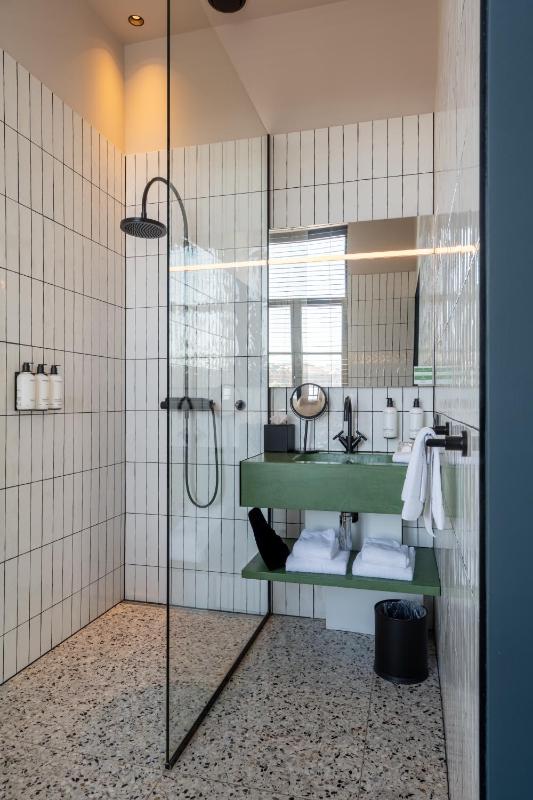 Superior Double Room with Rain Shower image 2