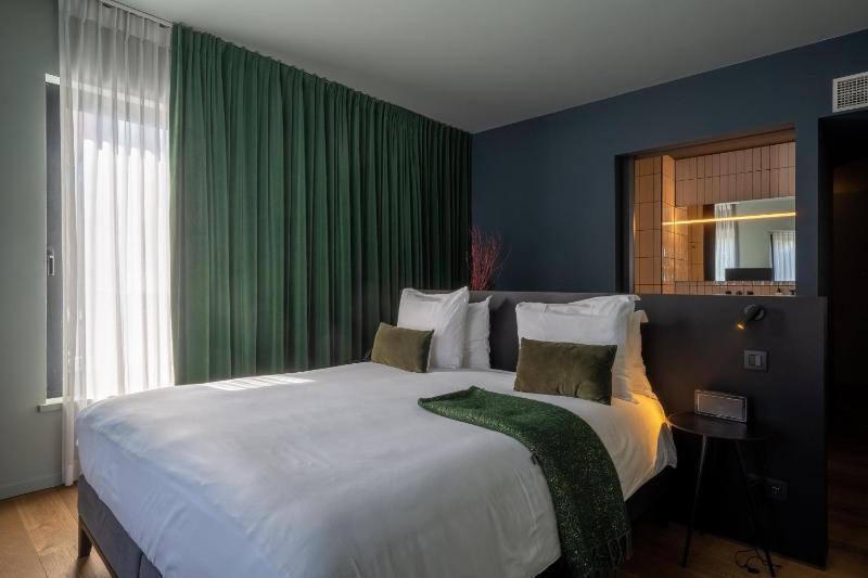Deluxe Double Room with Rain Shower image 2