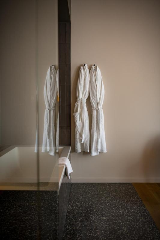 Deluxe Room with Bathtub and Rain Shower image 4