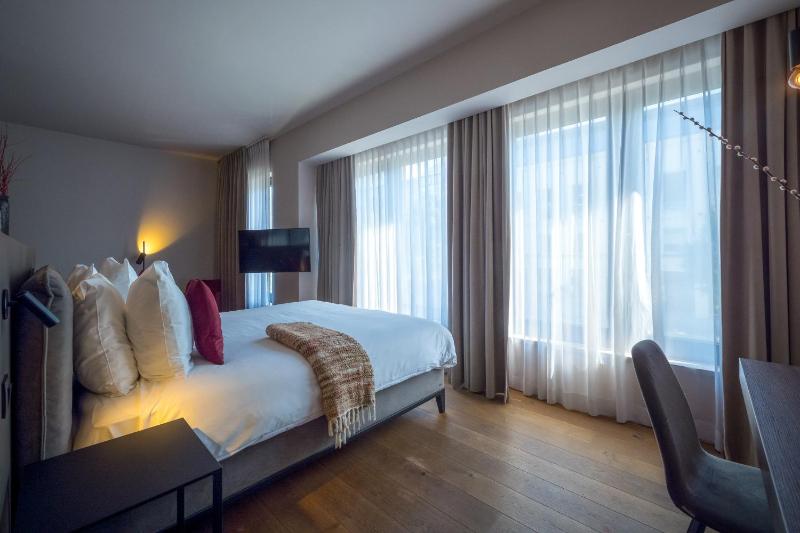 Deluxe Room with Bathtub and Rain Shower image 2