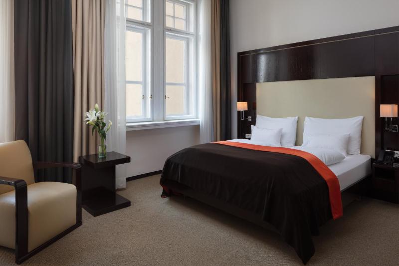 Deluxe Double Room image 3