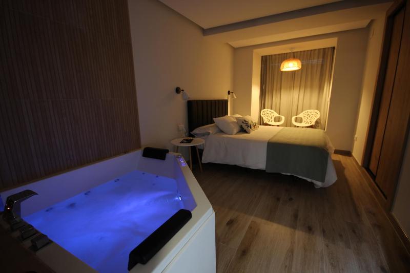 Deluxe Suite with Spa Bath image 3