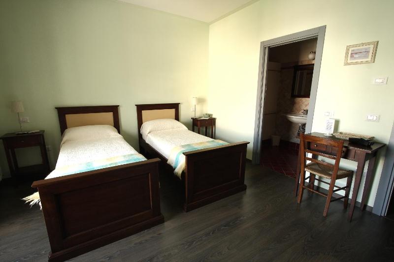 Twin Room image 1