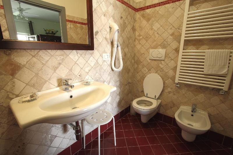 Twin Room image 4
