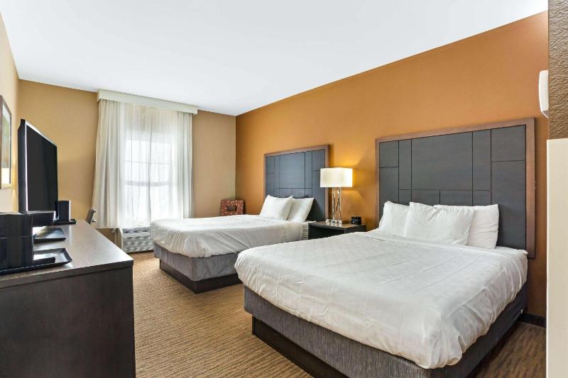 Queen Room with Two Queen Beds - Non-Smoking image 1