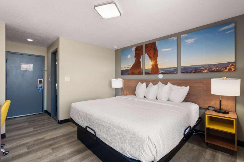 King Room with Mobility Access and Bathtub with Grab Bars, Non-Smoking image 1