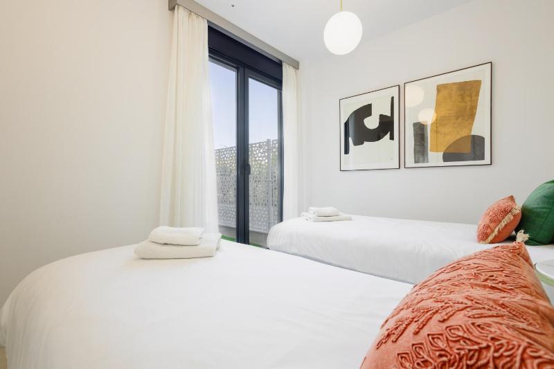 Luxurious 2 bedroom apartment close to the beach in Estepona - image 3