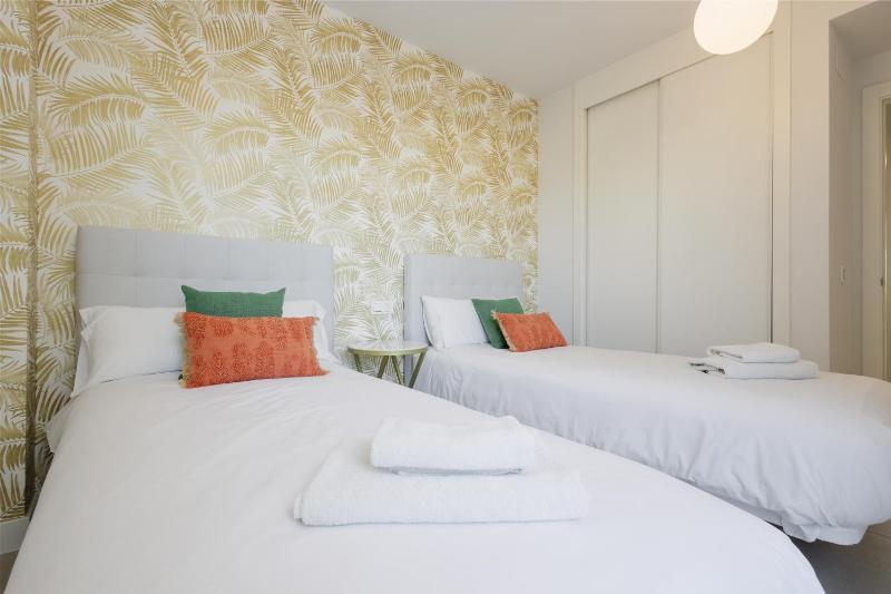 Luxurious 2 bedroom apartment close to the beach in Estepona - image 11